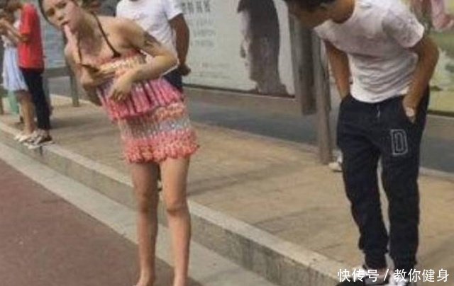 天气有这么热吗！这位女子拿冰棍来这么做，旁人看的都入迷了