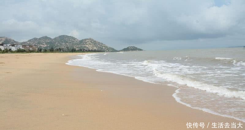 广东有一片游客不多的海滩, 既清净又美丽, 适合周末度假!