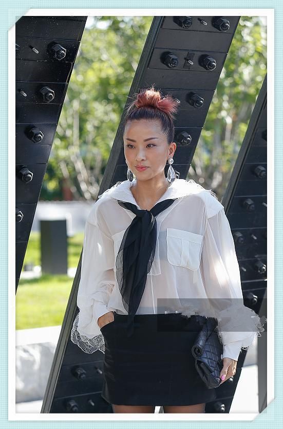 徐濠萦的时尚我不懂!扎丸子头为扮嫩,但腿上的黑丝是几个意思?