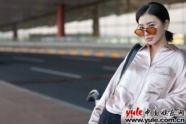 启程扭腰!斓曦受邀纽约时装周造型简约潮范儿足