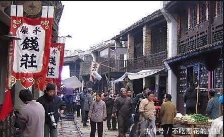 山寨最成功的案例,不仅比原版贵,人气还比原版高,你说气人不