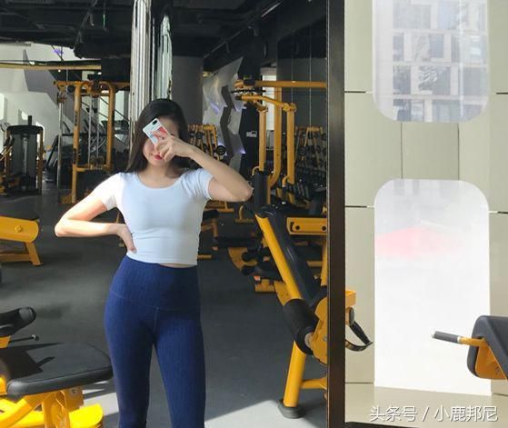 女神身材的打底裤美女,腿型更加秀气,耐人寻味!