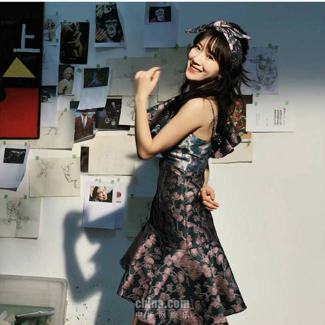 李念解锁ins曝美图 中西斜肩礼服更显知性美