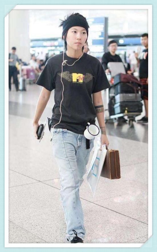 窦靖童不惧世俗眼光，新纹身瞬间让网友炸开了锅：有其母必有其女