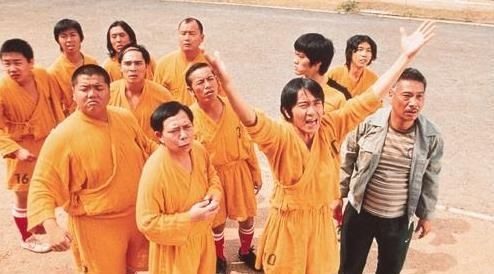  『拍摄』《少林足球》拍摄时需要4万群演，周星驰一分钱没花，便都请来了