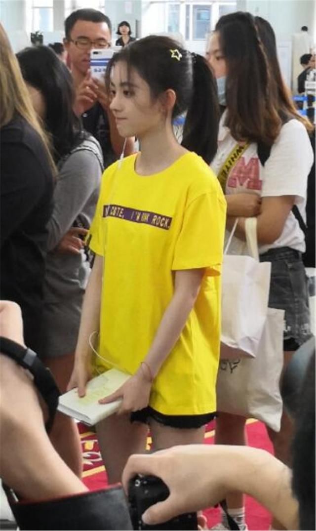 鞠婧祎终于好好穿裤子了，76斤穿出86斤的匀称，早该这样穿了！