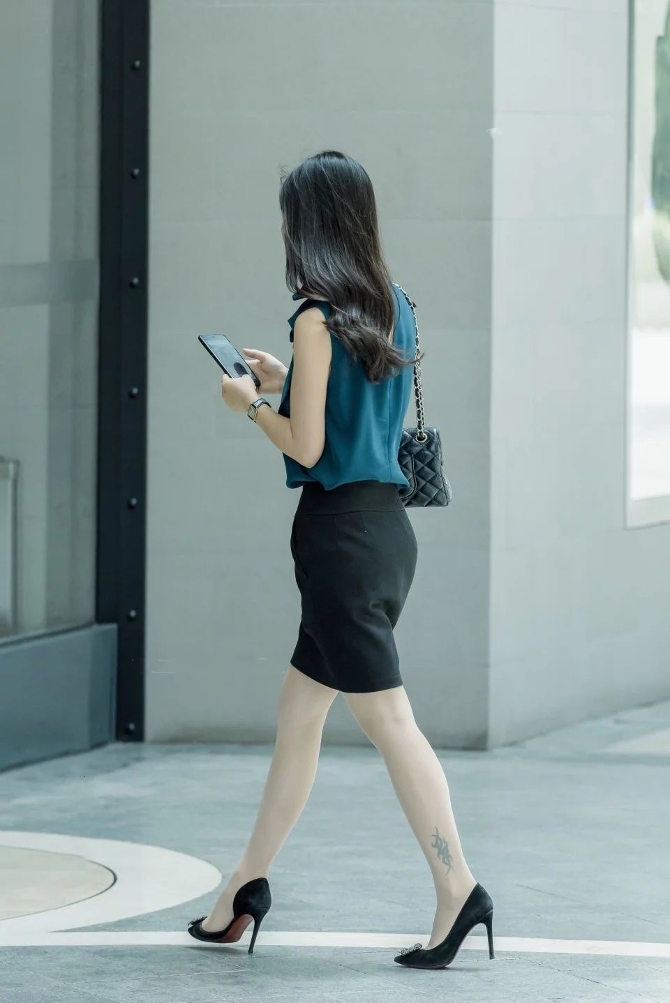 街拍:优雅气质肉丝美腿大姐姐,彰显成熟女人风采