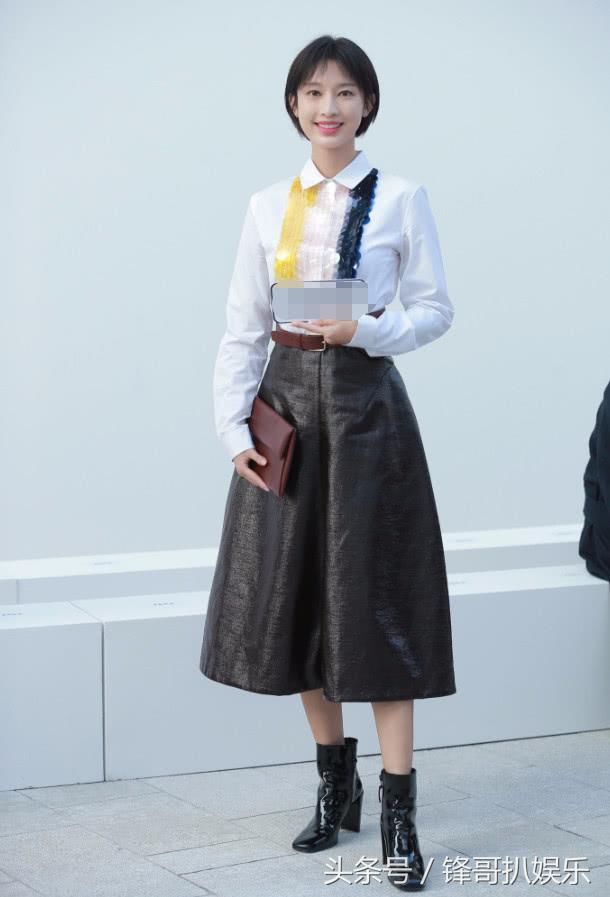 张俪在好好的衣服上围着一张口水巾，都34岁了还要强行装嫩!