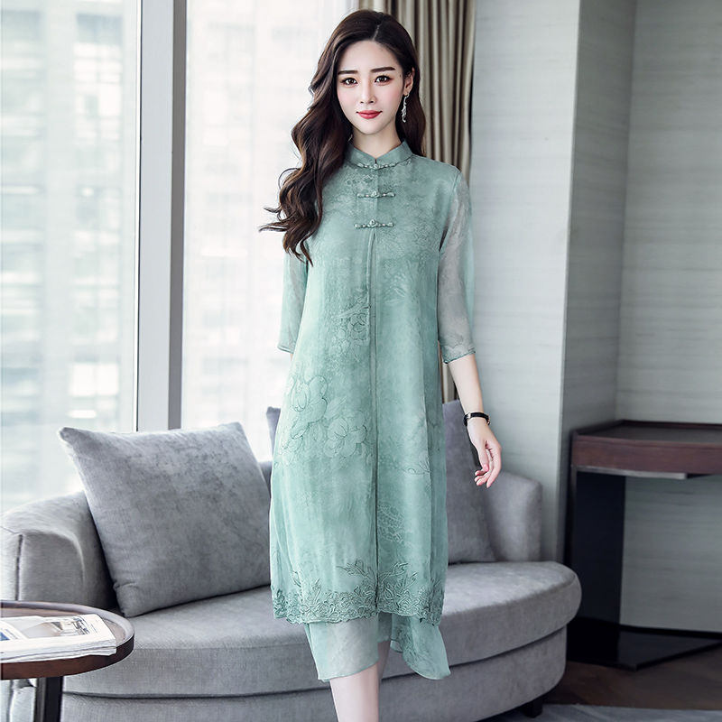 70后的我,出门从不穿太土,只穿高端蚕丝裙+平鞋,洋气又嫩美