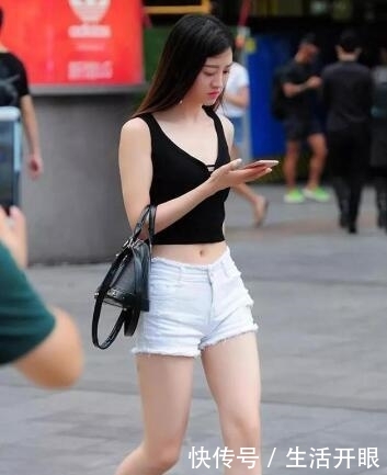  『露脐』时尚街拍，灰色的露脐紧身T恤衫，走路自带气质，养眼又好看