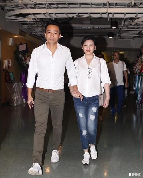 瘦了的大S美回颜值巅峰期,穿45岁衣服却嫩成25岁,老公也变帅了