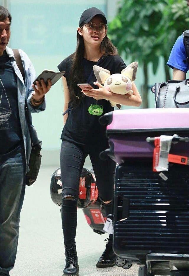 虽然说欧阳娜娜没有演技,但人长的年轻又会穿衣就够了!