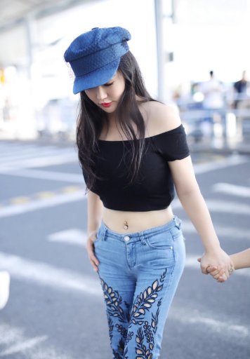 邹市明全家牵手亮相,冉莹颖再次抢镜,网友:太敢穿!