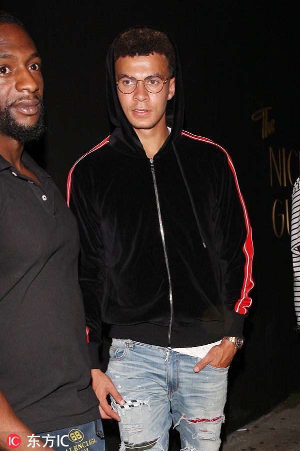 阿里现身西好莱坞夜店 破洞牛仔裤腿细如竹竿