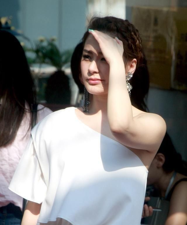  「脸上」阿娇真不会老？白长裙搭配黑运动鞋，皮肤白皙脸上毫无瑕疵