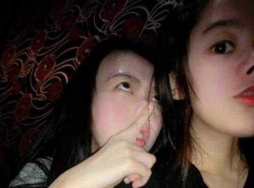 妹子，空有一双大长腿身材倒是挺胖的啊，裙子都被撑成啥样子了