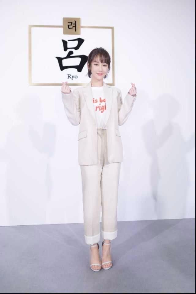 杨紫告别“五五分”身材，穿搭越发时尚，网友：主要是瘦下来了！