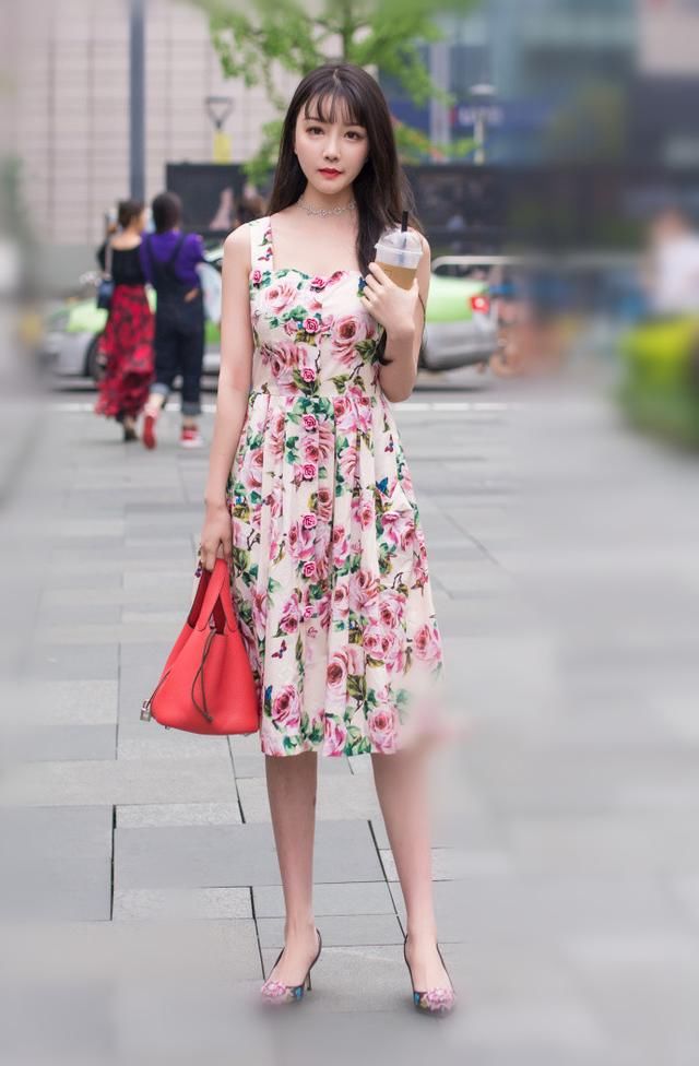街拍，小女人的成熟穿搭示范，让你走起路来都神采飞扬!
