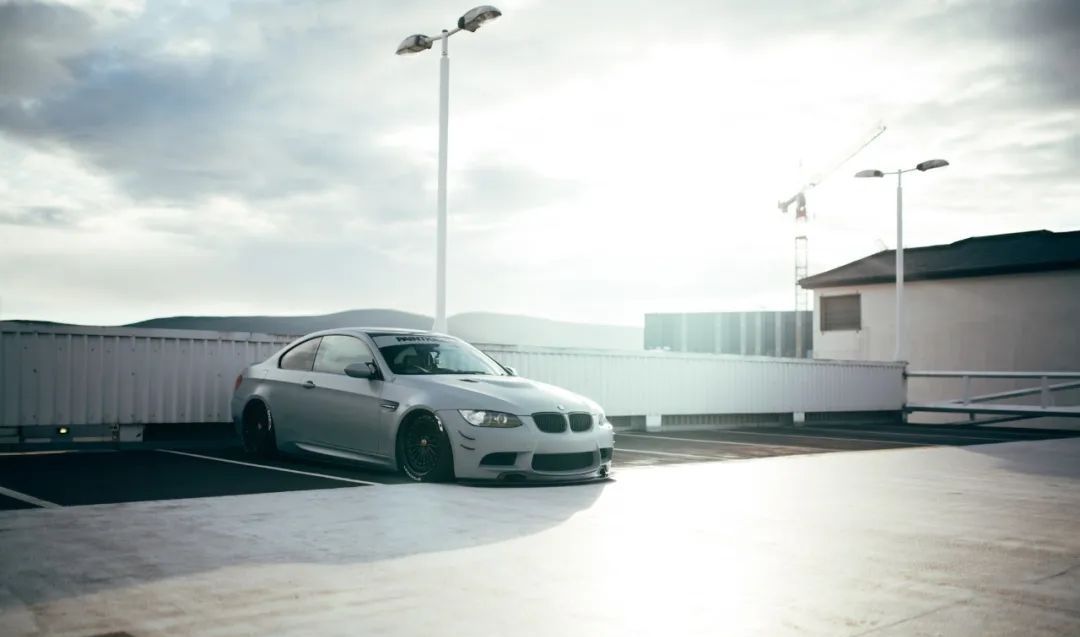  『姿态』低空飞行战舰灰宝马 E92 M3，姿态风格却难掩大佬气质