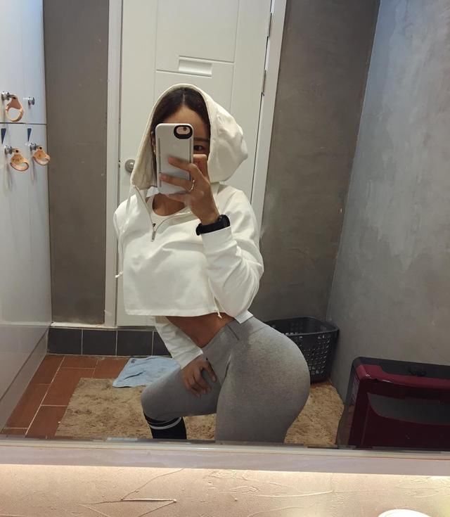 健身女神身材苗条，看起来弱不禁风，却能徒手碎瓦片