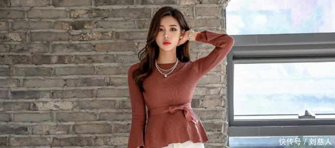 俏皮可爱的牛仔裤美女，凸显风韵身姿，让人着迷