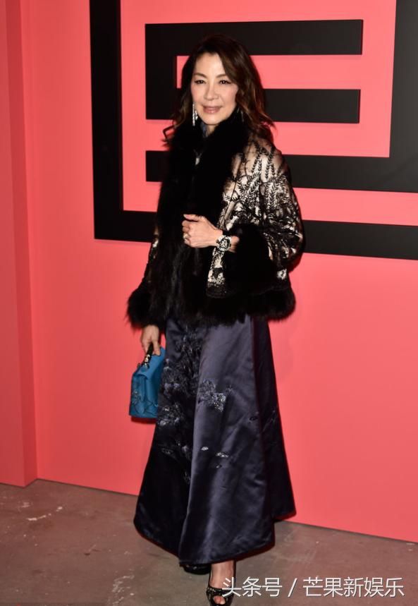 56岁杨紫琼皱纹满眼，优雅老去，网友:不打针的脸就是真实!