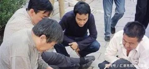 #老照片#老照片里的张国荣，公园看人打牌，与民工闲聊