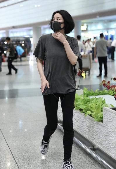 【 强大】穿破洞T恤配紧身裤低调现身，明星气场强大，王菲剪波波头更年轻