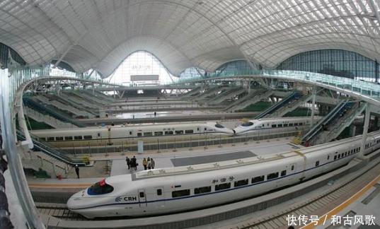 为什么大部分的高铁站都建在了郊区，而不是建在交通方便的市区？