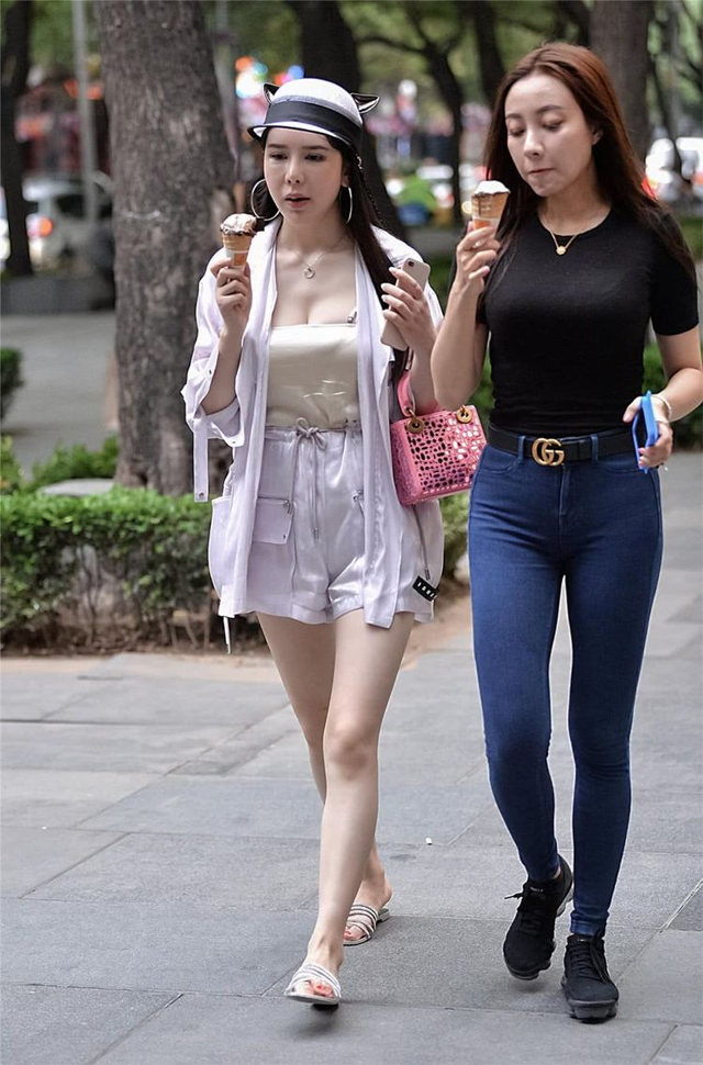 街拍:养眼的闺蜜们,不仅长得漂亮,身材也好的没话说!