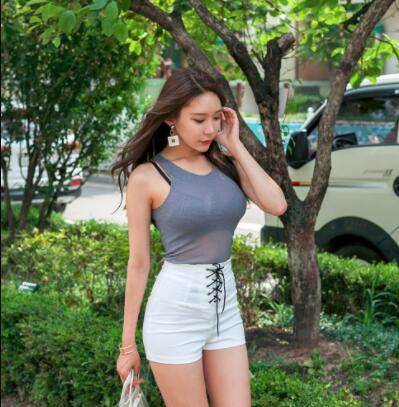 靓丽挺拔的紧身裙美女，充满青春时尚活力