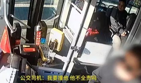  公交车@乘客怂恿公交司机怼出租车，司机真撞了，摔倒一车人！