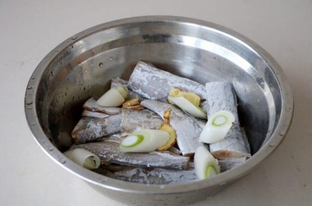 香脆:煎带鱼关键在哪里?2处把控好,不破皮又香脆