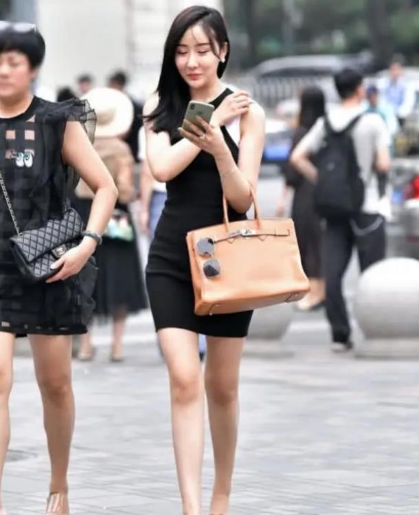  『皮肤』街拍：皮肤白皙的小姐姐，一件拼接背心配牛仔短裤，青春活力气质