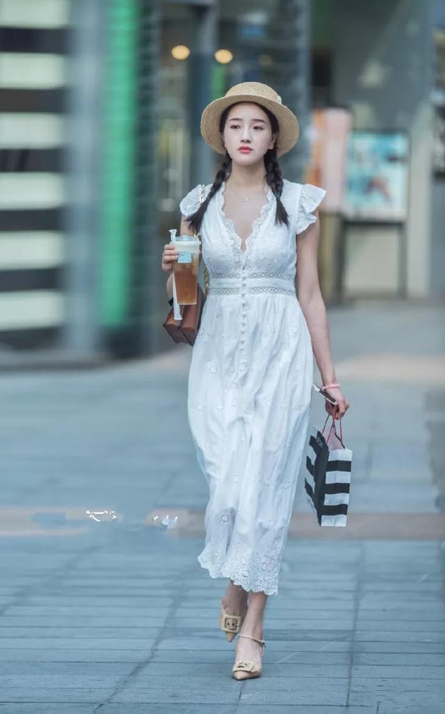  美女：美女脚上一双银色的小高跟鞋, 整体看起来好时尚