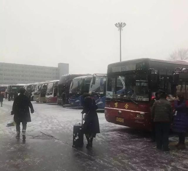 痛心！返程高峰遇雨雪！高速上百余车相撞，已致7死50余人受伤