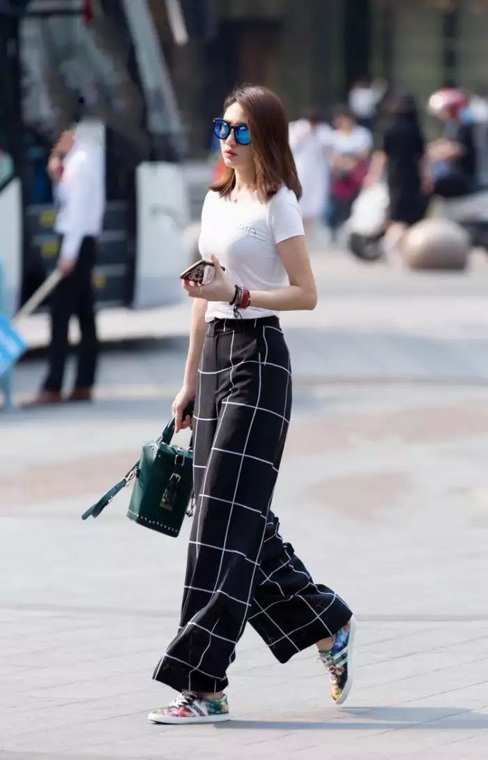 东莞街拍：紧身白色背心的美女 尽显美女婀娜多姿的身材