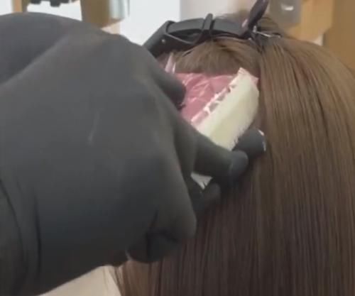  『女生』女孩换了款个性发型后，其他女生看完都羡慕了，直男：头发这么白有点缺营养