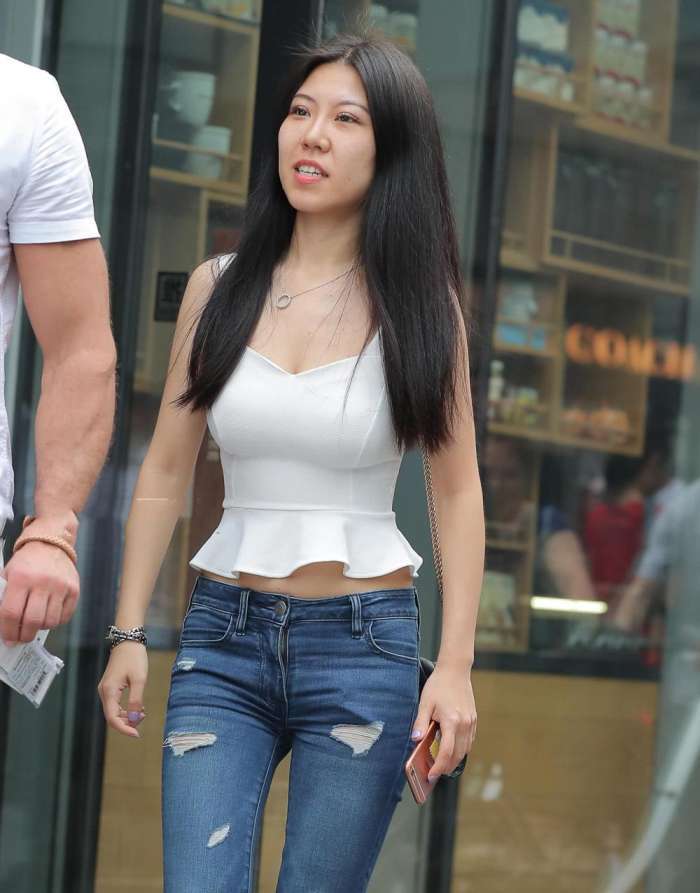 吊带雪纺裹胸背心让小姐姐多了几分甜美的气息