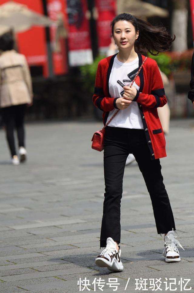 街拍：图五气质红唇美女，露肩衫配直筒裤，美腿小姐姐，超可爱！