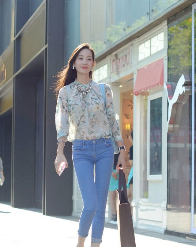 「个性」路人街拍:小姐姐最新时尚装扮,这个搭配有个性