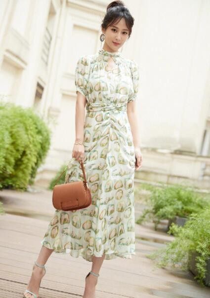 杨紫身穿长裙近照曝光,美出新高度,网友:她越来越有女人味了!