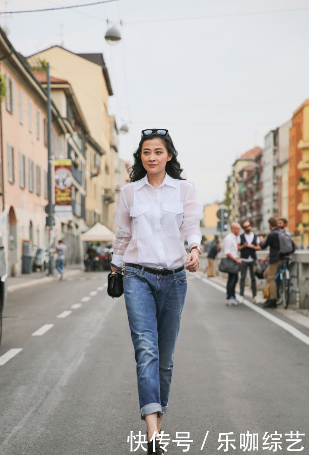 她有过一段失败的婚姻，二婚却被宠到不能自理，42岁美得不像话