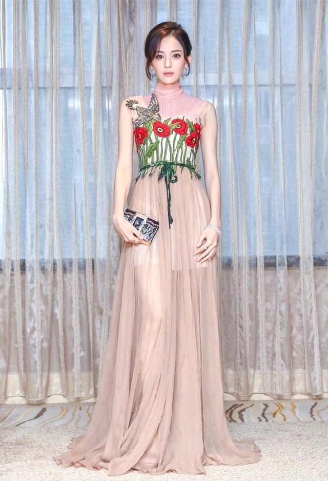 为了美也是拼了，娜扎脚踩“两根钉”，网友：真想帮她把毛拔掉！