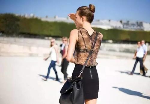 夏天那些很透的衣服，到底怎么穿出去啊？