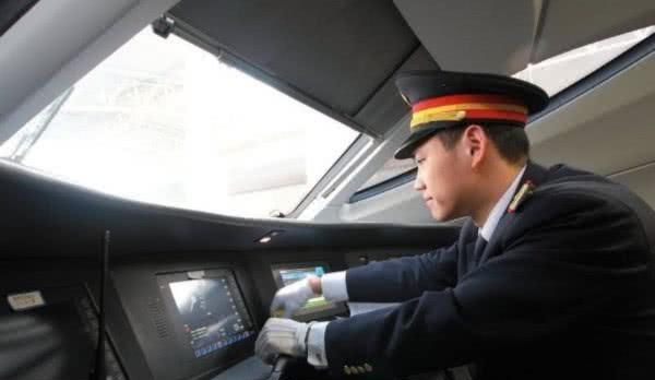 高铁司机只有一人，万一内急了该怎么办？无知限制了我的想象