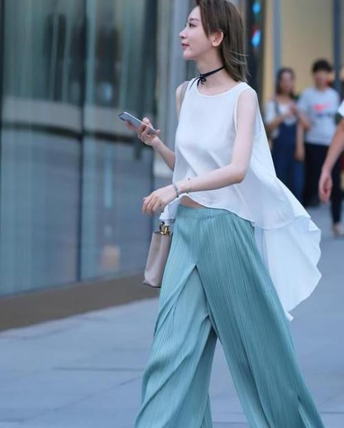 「气质」街拍:明眸善睐的小姐姐,一件白色上衣配蓝色休闲裤,时尚气质范