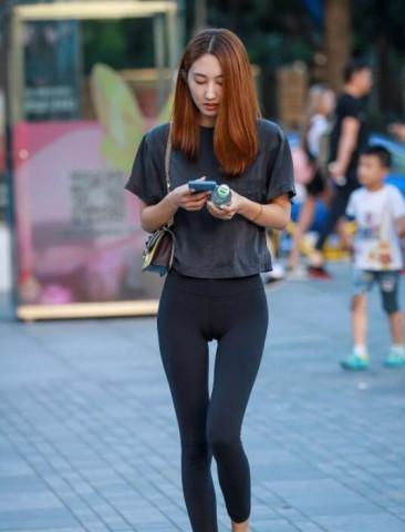 时髦有个性的打底裤美女，优雅气息一波接一波，一般人hold不住！