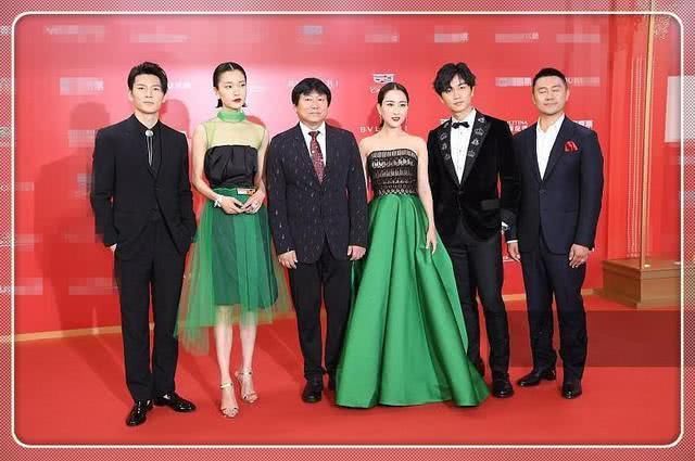 当马苏和杜鹃同穿绿色抹胸裙，网友:不比不知道，一比吓一跳!