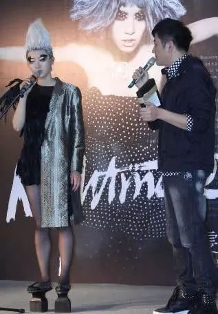 女明星们奇葩的高跟鞋，张惠妹欧阳娜娜穿砖头，但最服的还是她